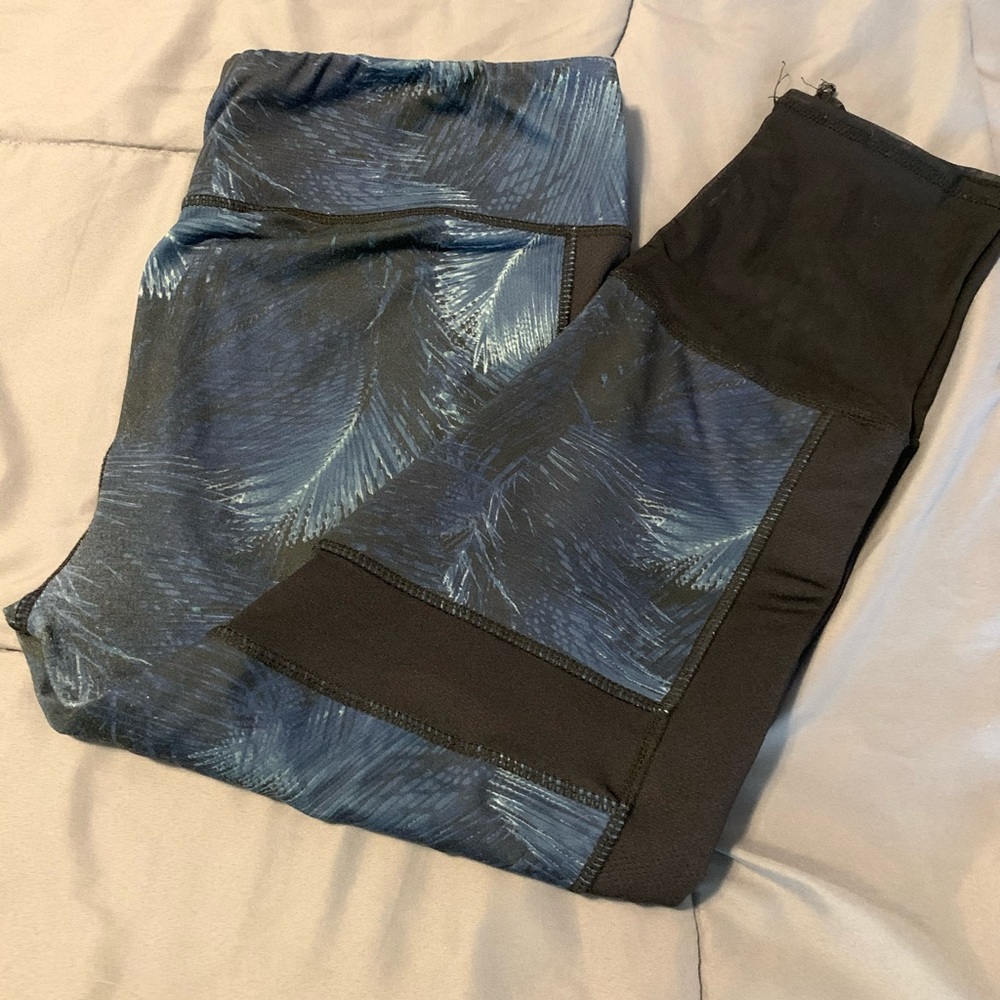 Threads 4 Thought Cropped Leggings